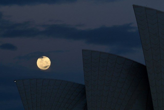  Siêu trăng và Nhà hát Opera Sydney. Ảnh William West. 