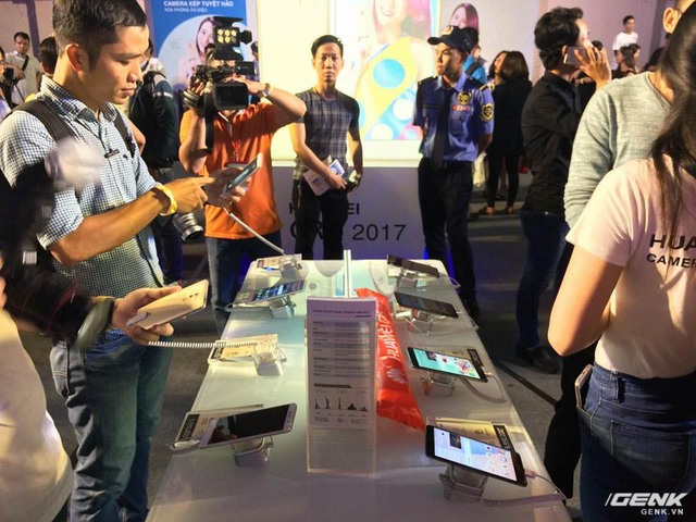
Hình ảnh tại bàn trải nghiệm các sản phẩm mới của Huawei.
