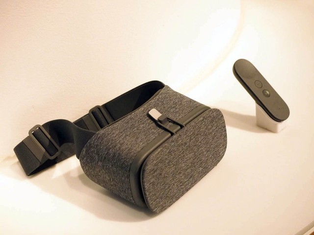 Đây chính là chiếc kính thực tế ảo của Google, cùng với chiếc điều khiển rất nhỏ gọn.