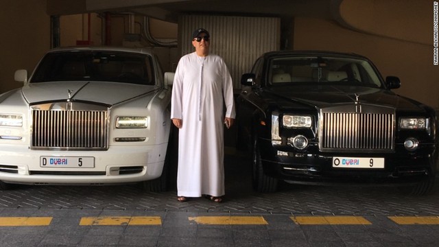  Hai chiếc Rolls Royce biển đẹp trong tổng số sáu chiếc xe của ông 