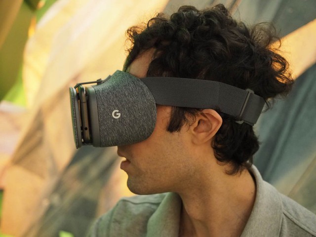 Chiếc kính thực tế ảo này hoạt động nhờ lắp smartphone vào phía trước, giống như Samsung Gear VR. Trong bức ảnh này, chiếc kính hoạt động cùng với smartphone Pixel.