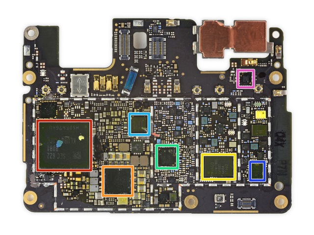  Mặt sau bao gồm: Đỏ - bộ nhớ Samsung KLUBG4G1CE 32 GB, cam - Qualcomm PM8996, vàng - chip năng lượng Avago ACPM-7800, xanh lá cây - Qualcomm WTR3925, xanh dương nhạt - chip âm thanh Qualcomm WCD9335, xanh dương đậm - chip năng lượng Skyworks SKY77807, hồng - chip sóng di động Qualcomm RF360. 