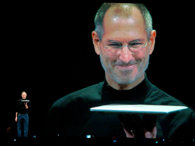  Vào năm 2008, Apple cũng đã khiến giới công nghệ bất ngờ không kém khi tuyên bố loại bỏ ổ đĩa quang CD/DVD trên MacBook Air. Và để giảm tối đa độ mỏng, công ty còn loại bỏ hẳn cổng kết nối Ethernet.​ 