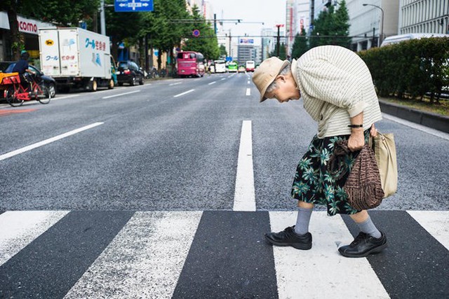  Một cụ già đang một mình sang đường. 