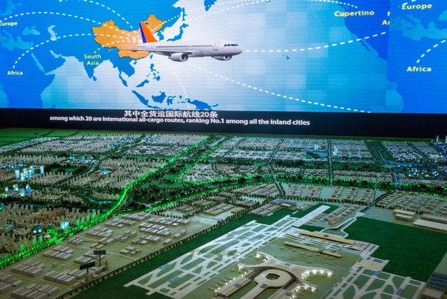  Mô hình sân bay ở thành phố Trịnh Châu, nằm cách không xa nhà máy Foxconn. 