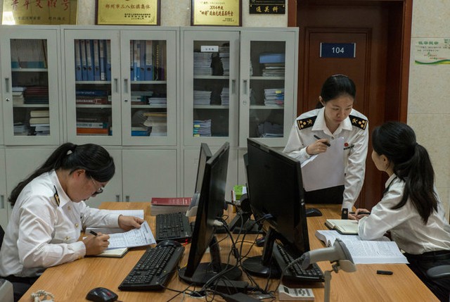  Hoạt động Hải quan trong kho Ngoại quan ở Trịnh Châu, mọi hoạt động xuất nhập khẩu đều được ảo hóa. 