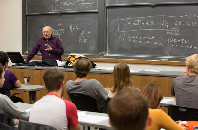  Giáo sư Haldane có buổi lên lớp đầu tiên ngay buổi sáng đoạt giải Nobel, ông giảng một bài về trường điện từ 