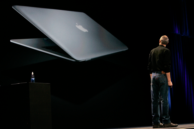  Tuy ổ đĩa quang vẫn còn tồn tại đến ngày nay, nhưng Steve Jobs đã đúng khi cho rằng sẽ không còn ai lưu luyến nó nữa. Động thái giới thiệu một máy tính mỏng nhẹ (ultrabook) của Apple đã tạo thành một trào lưu trong giới công nghệ vào thời bấy giờ. 
