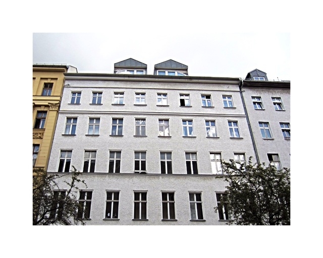  Với 180.000 euro, bạn chỉ mua được một căn hộ khoảng 57m2 ở trung tâm thủ đô Berlin (Đức). Nhưng nếu mang số tiền này sang Hy Lạp, bạn hoàn toàn có thể mua được một căn hộ hạng sang rộng khoảng 120m2 với 2 phòng khách, 2 nhà bếp, 3 phòng ngủ và 2 nhà tắm mà vẫn còn dư tiền. 