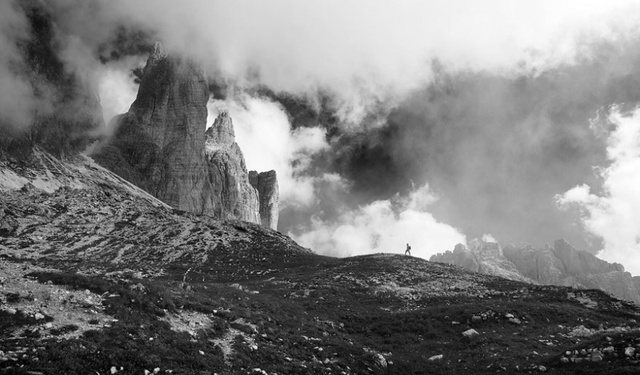  Một nhà leo núi “độc bước” trên con đường chinh phục đỉnh núi ở Italy (Ảnh: Dmitrii Vorobei) 