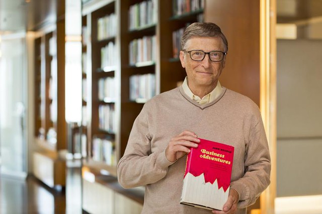  Sơ mi button down và áo len bên ngoài là cách phối đồ quen thuộc trong mùa đông của Bill Gates, người đàn ông giàu nhất thế giới 