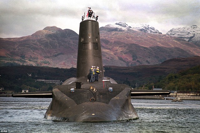  Tàu ngầm Vanguard được đưa vào sử dụng từ những năm 1993 