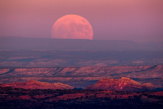  Siêu trăng bên trên Thung lũng các vị thần tại Utah, Mỹ. 