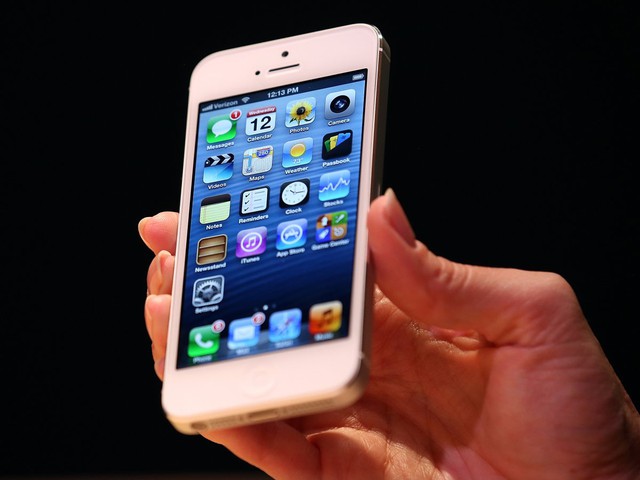  Vào năm 2012, iPhone 5 đã nhận được nhiều tai tiếng khi thay thế cổng kết nối 30 chân sang cổng Lightning. Tuy nó có nhiều ưu điểm hơn, nhưng người dùng đã tức giận khi các phụ kiện kết nối bằng cổng 30 chân của họ đã không còn sử dụng được nữa. 
