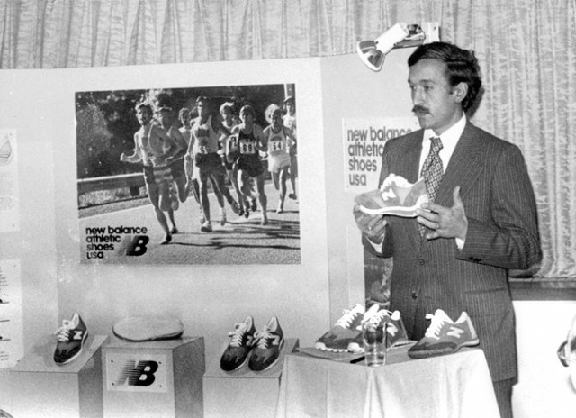  William J.Riley đang giới thiệu những đôi giày đầu tiên của hãng New Balance 