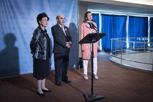  Từ trái sang: Bà Margaret Chan, Tổng giám đốc Tổ chức Y tế thế giới (WHO), Ông José Graziano da Silva Giám đốc Tổ chức Lương thực và Nông nghiệp Liên Hợp Quốc (FAO) và Bà Monique Eloit Giám đốc Tổ chức Thú y thế giới (OIE) tiếp xúc báo chí sau cuộc họp 