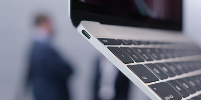  Khi Apple ra mắt chiếc MacBook 12-inch, giới công nghệ đã không vui khi biết được nó chỉ có đúng duy nhất 1 cổng USB-C.​ 