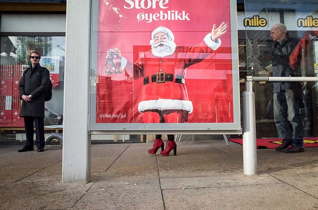  Từ bao giờ ông già Noel vứt ủng và đi giày cao gót vậy? 