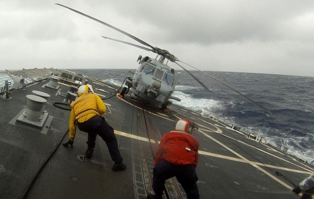  Thủy thủ trên tàu sân bay trước một cơn bão 