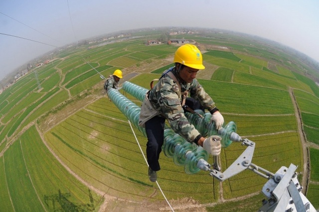  Lắp đặt dây điện cao thế ở Trung Quốc 