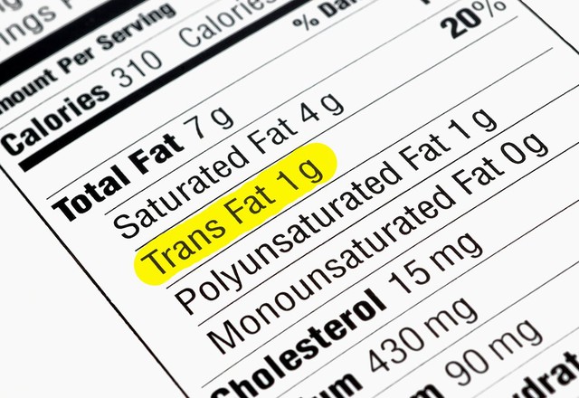  Đọc kỹ bảng thành phần dinh dưỡng đế tránh chất béo đồng phân trans 