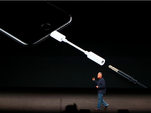  Trong năm nay, Apple đã dũng cảm loại bỏ jack tai nghe 3.5mm trên iPhone 7/7 Plus. Họ cho rằng chuẩn kết nối này chiếm nhiều diện tích trên smartphone. Người dùng phải chuyển sang sử dụng tai nghe Bluetooth hay tai nghe có cổng kết nối Lightning vốn rất đắt đỏ. Nếu hai lựa chọn đó không được chấp nhận, người dùng luôn có thể sử dụng adapter chuyển đổi Lightning sang 3.5mm mà Apple bán kèm khi mua iPhone. 