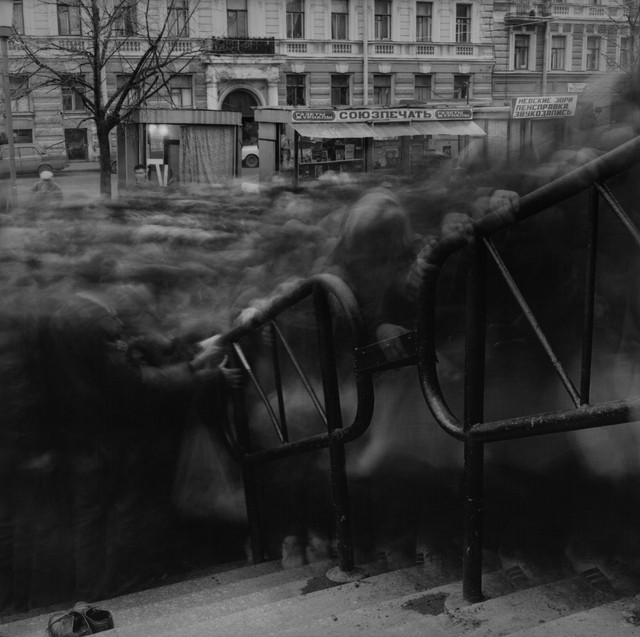 Alexey Titarenko tái hiện lại khung cảnh thành phố St. Petersburg sau sự sụp đổ của chủ nghĩa cộng sản. Ông sử dụng nghệ thuật phơi sáng dài để biến đám đông thành màu khói. 