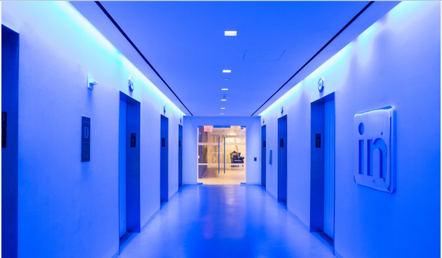  Khi lên tầng 28 của tòa nhà, bạn sẽ thấy những cánh cửa thang máy mở ra một hành lang trung tâm màu xanh sáng với công nghệ và thiết kế hiện đại. Đây là một trong những địa điểm bắt mắt nhất tại LinkedIn. “Chúng tôi muốn mọi người cảm thấy giống như là họ đang đến một điểm hẹn” – Campofelice cho biết. 