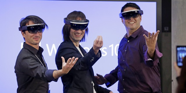  Alex Kipman, trưởng ban Microsoft mảng HoloLens (giữa), cho biết Microsoft sẽ có thiết bị VR tốt nhất thế giới. 