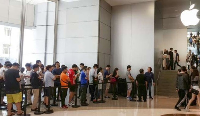  Đoàn người xếp hàng mua iPhone 7 ở Hồng Kông. 