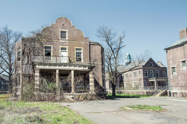  Từng được biết đến là Viện dành cho những người Chấn động tâm lý và Động kinh tại Đông Pennsylvania, bênh viện PennHurst State bị đóng cửa vào năm 1987 sau gần một thế kỷ được cho là ngược đãi và bỏ bê bệnh nhân đến mức vô nhân đạo. 