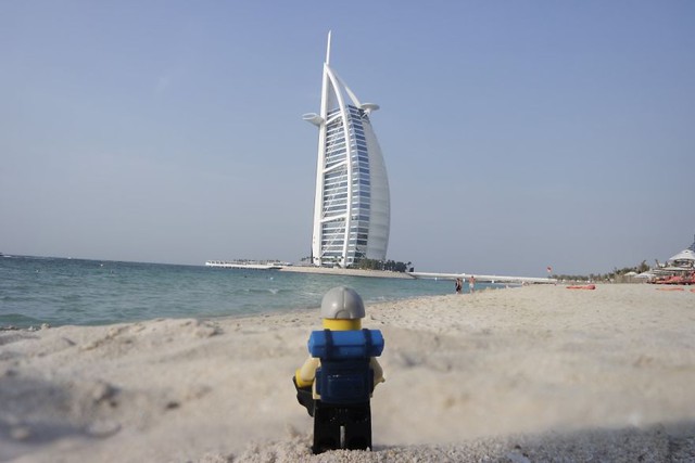  Anh chàng đang ngắm nhìn Burj al-Arab, được mệnh danh là khách sạn 7 sao đầu tiên trên thế giới 