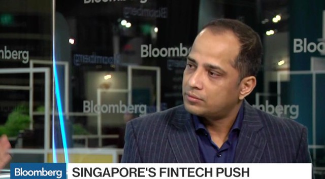  Giám đốc Ravi Menon trả lời phỏng vấn với Bloomberg 