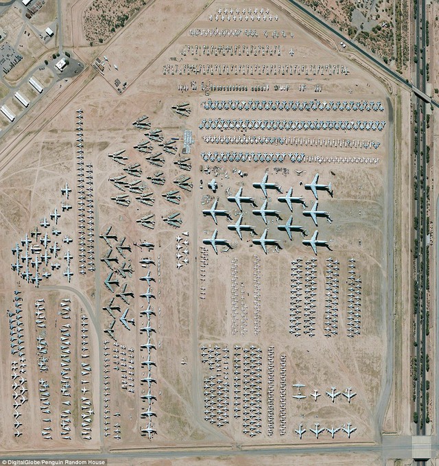  Khu vực bảo trì và bãi đậu máy bay lớn nhất thế giới nằm tại Căn cứ không quân Davis-Monthan ở Tucson, Arizona, Mỹ. Khu vực này chứa hơn 4.400 máy bay nghỉ hưu của chính phủ và quân đội Mỹ. 