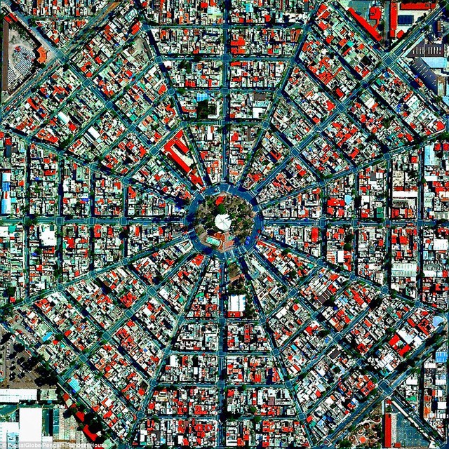  Những con đường tỏa ra từ quảng trường Plaza Del Ejecutivo bao quanh thành phố Mexico, Mexico. Thành phố với gần hơn 9 triệu dân được chụp từ trên cao. 