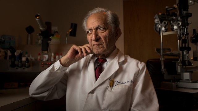 
Bác sĩ nhãn khoa Ali Khodadoust, người đã phải chiến đấu 4 năm với ổ nhiễm khuẩn trong lồng ngực mình
