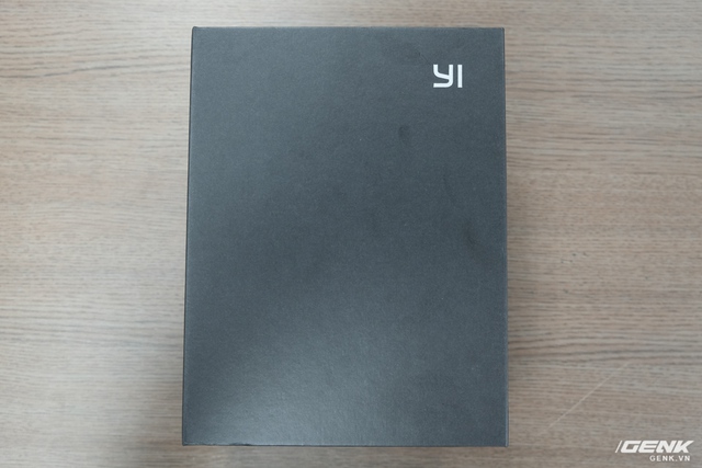  Hộp của Yi M1 có màu đen tuyền, được làm bằng bìa cứng và khá to. 