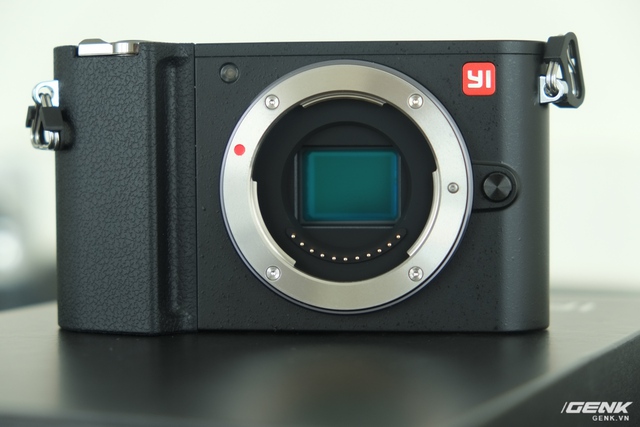  Yi M1 sở hữu cảm biến Micro Four Thirds 20MP và ngàm MFT. Vậy nên, bên cạnh các lens của Xiaoyi, người dùng có hơn 50 sự lựa chọn về lens khác đến từ Olympus và Panasonic. 