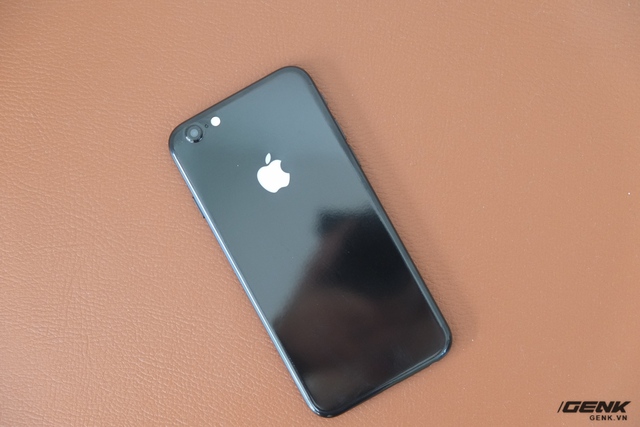  Nếu không am tường về iPhone, không ít người sẽ cho rằng đây là iPhone 7 Jet Black. Nhưng thực chất, nó chỉ là một chiếc iPhone 6 độ vỏ. 