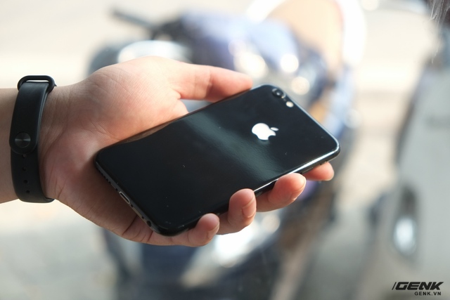 Tuy nhiên, bên cạnh lớp sơn bóng loáng, chiếc iPhone này còn đặc biệt ở logo quả táo phát sáng 