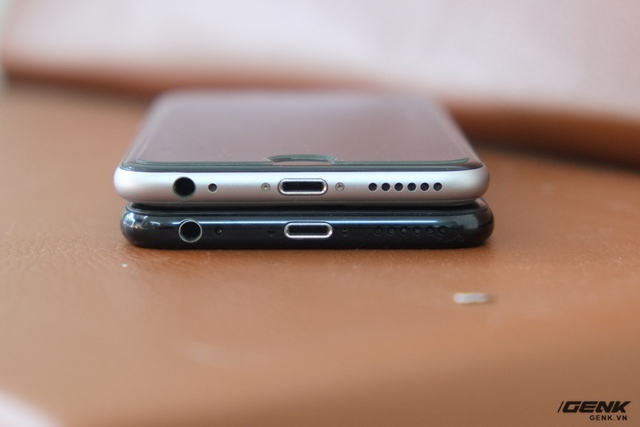  Tuy nhiên, riêng cổng Lightning thì lại không thể mang màu đen như iPhone 7 xịn, do đây là một linh kiện đi kèm máy. Ngoài ra, iPhone 6 độ vỏ còn có thể nhận ra ở cổng tai nghe 3.5mm. 