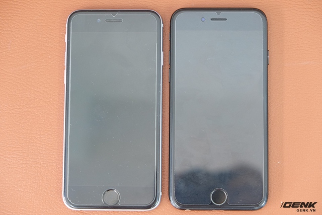  Ở mặt trước, hai chiếc iPhone này trông chẳng khác gì nhau 