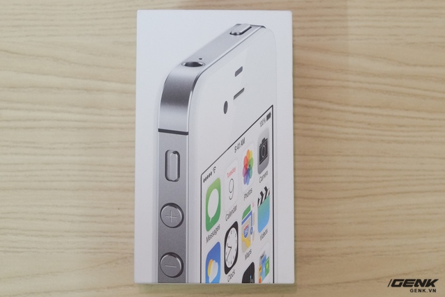  Hộp của iPhone 4s có thiết kế nhỏ gọn, đơn giản với hình ảnh mặt trước và cạnh viền của máy. 