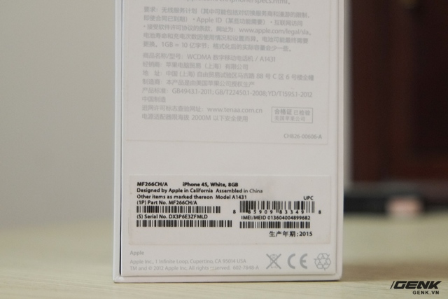 
Đây là iPhone 4s màu trắng, dung lượng 8GB và tên mã MF266CH/A. Ở góc dưới bên phải miếng giấy ghi rõ: máy được sản xuất năm 2015 (生产年期:2015)
