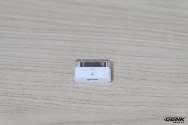  Phụ kiện độc đáo đi kèm máy: Adapter 30-pin to microUSB 