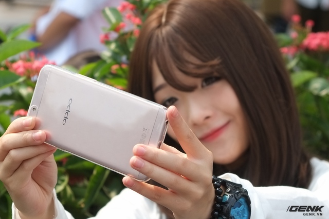  Nhưng liệu Galaxy J7 Prime có đánh bại được chuyên gia selfie Oppo F1s?​ 