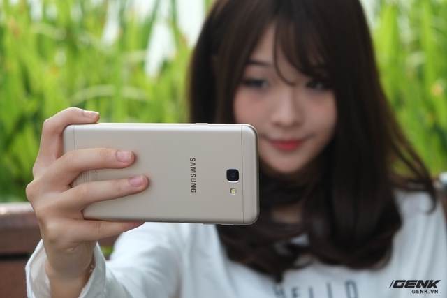  Galaxy J7 Prime là sản phẩm được Samsung hướng đến giới trẻ, vậy nên được đầu tư rất nhiều vào khả năng selfie​ 