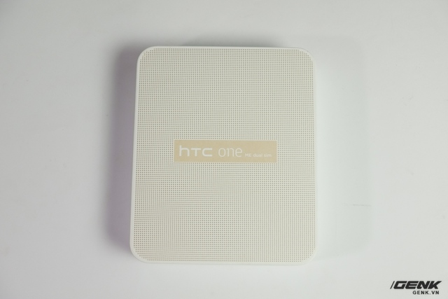  Hộp của HTC One ME không khác biệt so với các máy HTC trước đây: Vuông vức, đơn giản và có các họa tiết sần ở trên mặt. 