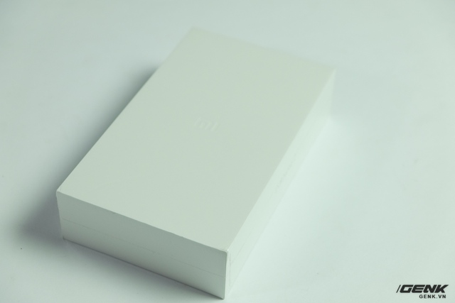  Mi Note 2 có thiết kế hộp rất đơn giản, chỉ là một màu trắng và không có hình ảnh của sản phẩm 