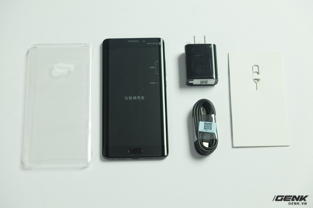  Phụ kiện của Mi Note 2 là tương đồng với chiếc Mi 5s Plus mà chúng tôi đã mở hộp trước đây: Sạc, cáp USB-C, sách HDSD, ốp lưng, que chọc SIM 